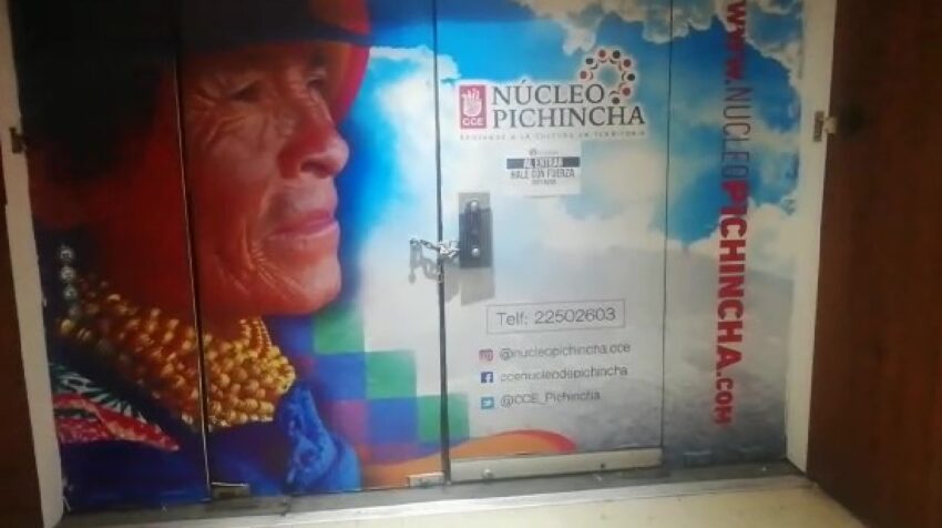 Imagen de las puertas cerradas del núcleo de Pichincha de la Casa de la Cultura Ecuatoriana, con candado y cadenas.