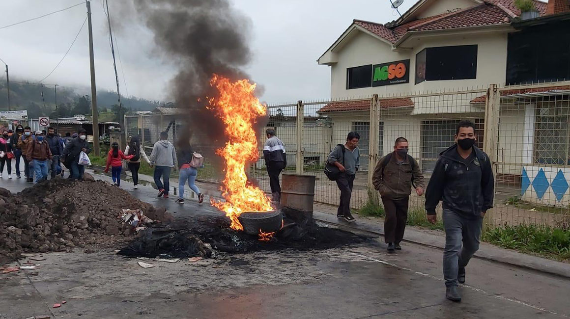 Protestas del movimiento indígena en el sector de la Y de Tarqui, en Azuay, este 1 de marzo de 2021.