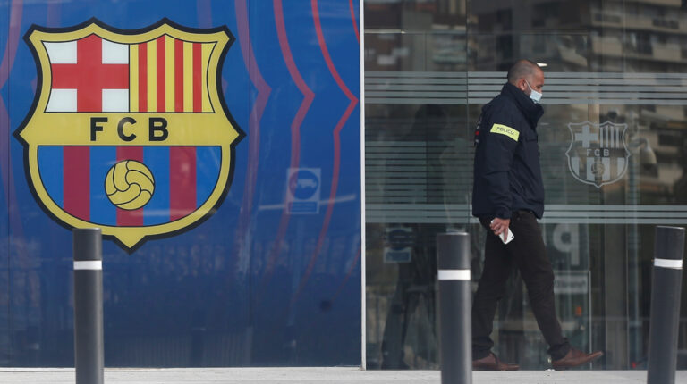 Agentes del Área Central de Delitos Económicos de los Mossos d'Esquadralas realizan un registro en las oficinas del Fútbol Club Barcelona en el marco de su investigación por el caso BarçaGate, el lunes 1 de marzo de 2021.