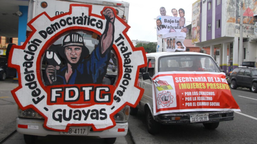 Una caravana de los trabajadores recorre las calles de Guayaquil, el 30 de abril de 2021.