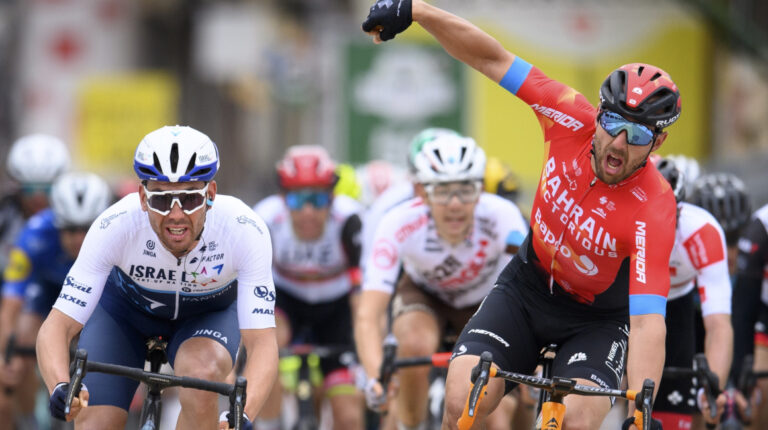 El italiano Sonny Colbrelli festeja su victoria en la Etapa 2 del Tour de Romandía, el jueves 29 de abril de 2021.