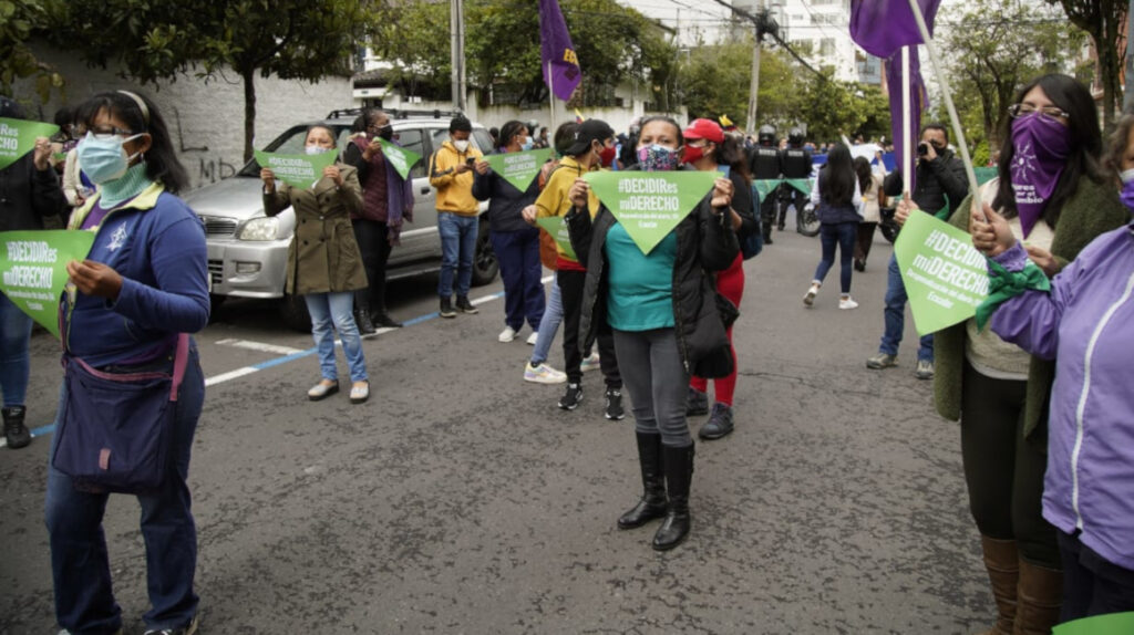 Corte Constitucional despenaliza el aborto en caso de violación en Ecuador