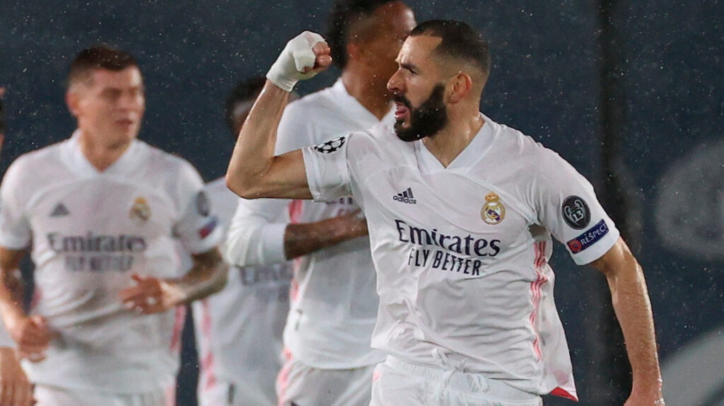 Un golazo de Benzema salva al Madrid de la derrota frente al Chelsea