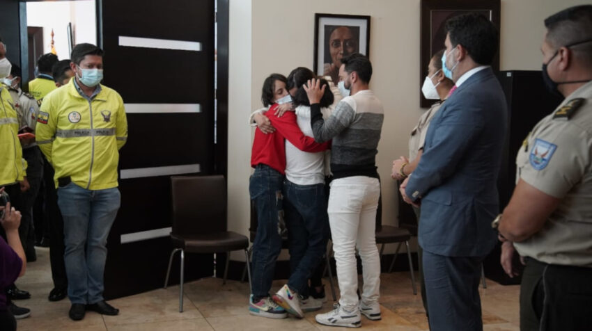 Las dos niñas venezolanas se abrazan con sus padres a su llegada al aeropuerto de Quito, el 27 de abril de 2021.