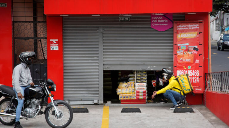 Repartidores de alimentos en una tienda en Quito, el 24 de abril de 2021. 