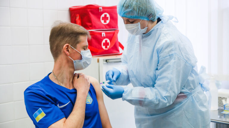 Oleksandr Petriv, integrante del equipo de tiro olímpico de Ucrania recibe una dosis de la vacuna CoronaVac desarrollada en China contra la enfermedad del coronavirus (Covid-19) en Kiev, Ucrania, el 15 de abril de 2021.