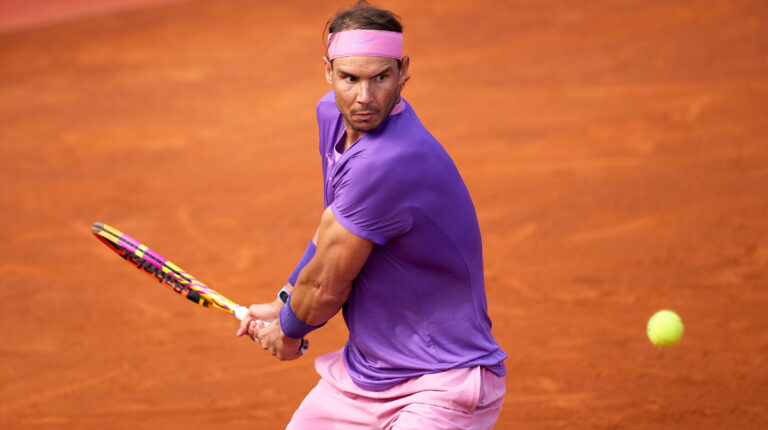 Rafael Nadal disputando la final del Barcelona Open ante Stefanos Tsitsipas, el 25 de abril de 2021.