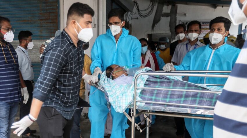 Médicos y personal sanitario asistiendo a un paciente con coronavirus, el 25 de abril de 2021. 