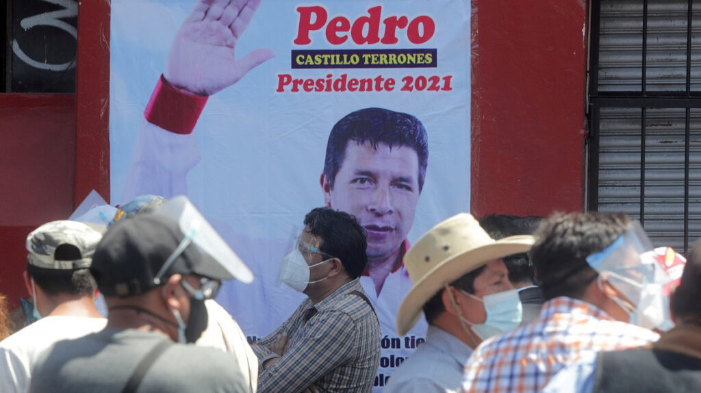 Elecciones en Perú: sondeo ubica al socialista Castillo como favorito