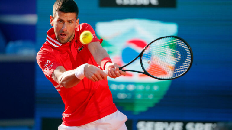 El tenista Novak Djokovic jugando ante Aslan Karatsev, en la semifinal del Serbia Open, el 24 de abril de 2021.