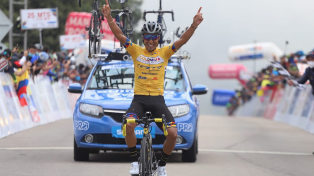 Darwin Atapuma gana con autoridad la Etapa 8 de la Vuelta a Colombia