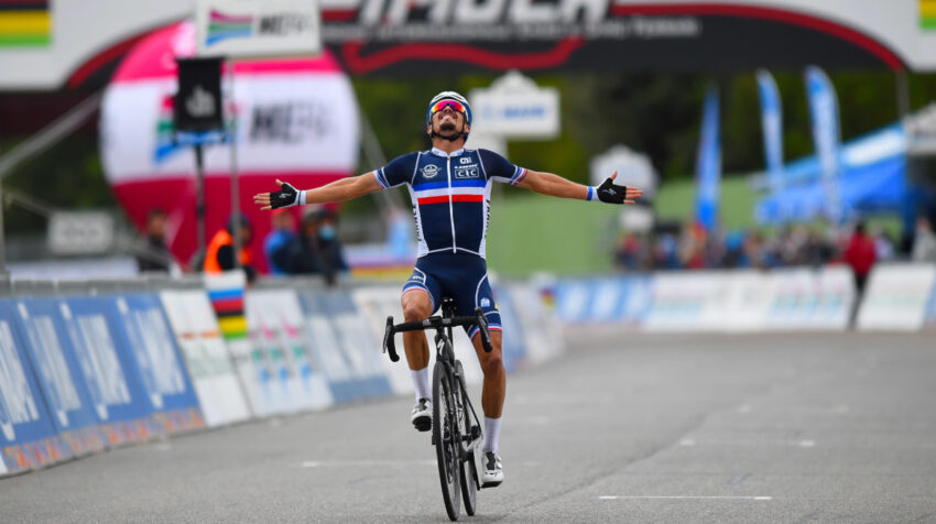 El francés Julian Alaphilippe festeja su triunfo en Imola, que lo proclama campeón mundial de ruta, el 27 de septiembre de 2020. 