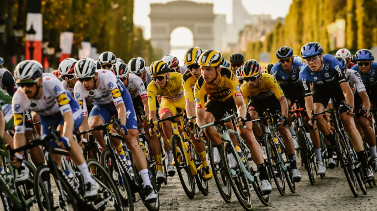 El Tour de Francia es la carrera de ciclismo más importante del mundo. El esloveno Tadej Pogacar se quedó con el título en la temporada 2020, después del paseo triunfal en París.