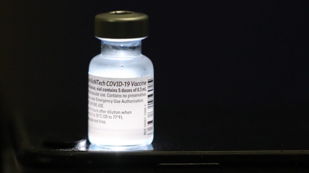FDA otorga aprobación total a vacuna de Pfizer para Covid-19