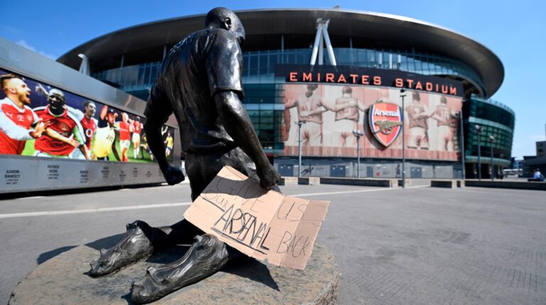 Un cartel con el mensaje "Devolvednos a nuestro Arsenal" colocado a las puertas del Emirates Stadium del club en Londres, el 20 de abril de 2021.