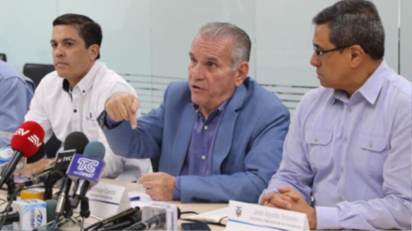 De izq. a der. Pablo Flores, Santiago Cuesta y José Agusto, durante una rueda de prensa sobre la situación de la Refinería de Esmeraldas, en agosto de 2019.
