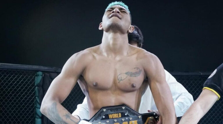 El peleador Michael Morales celebra su título, de las 170 libras, de Extreme MMA, en octubre de 2020.