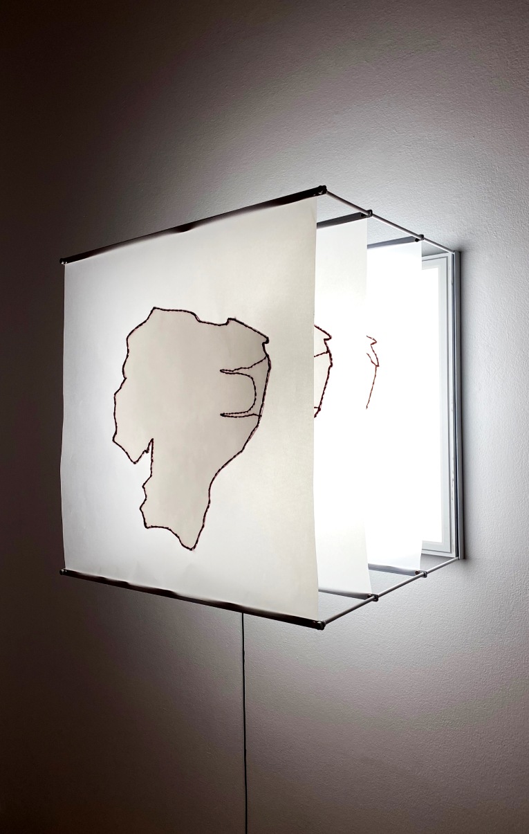 'Mapas' (2021). Instalación lumínica (metal, madera, papel calco), de Alexandra Trujillo.