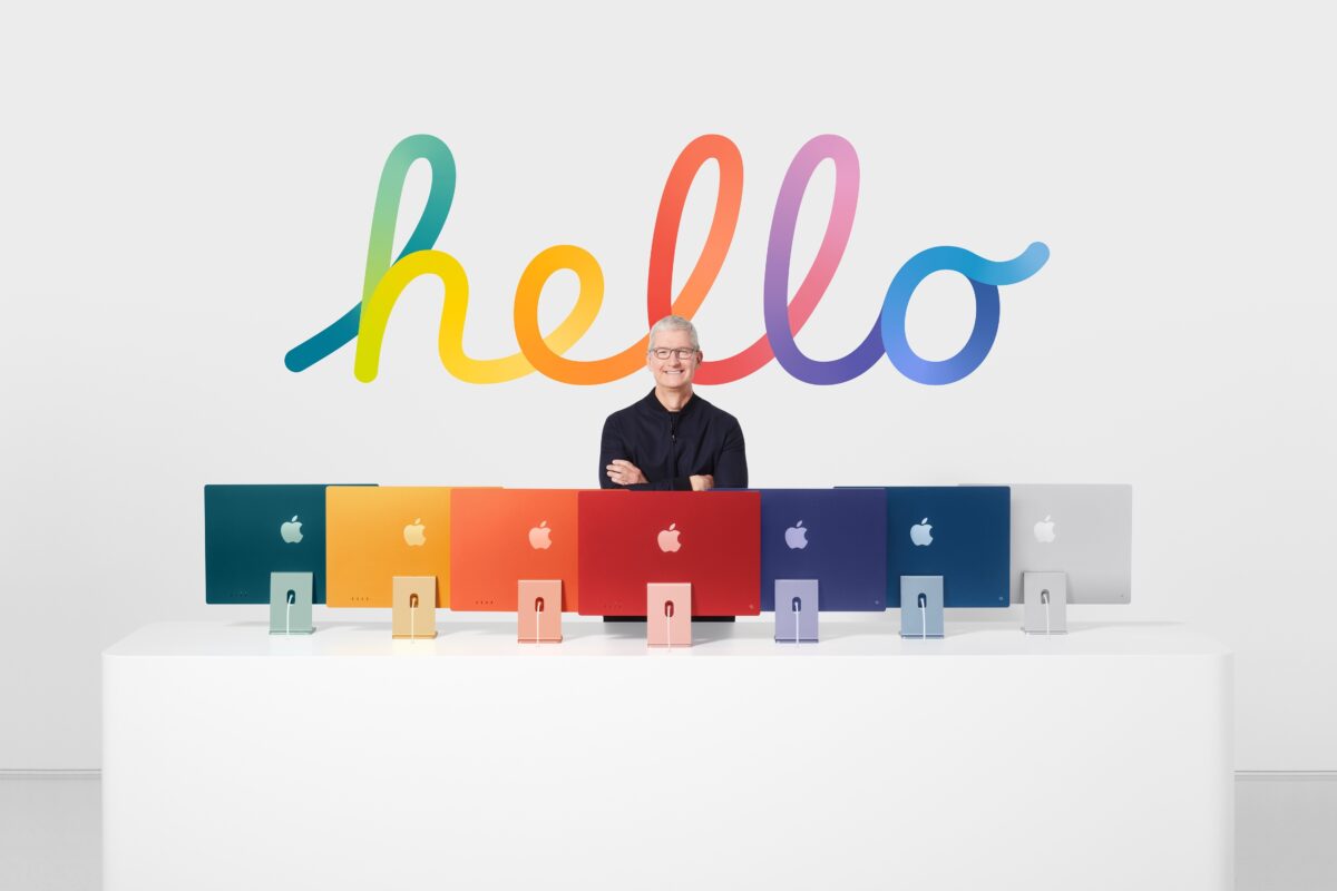 Tim Cook, CEO de Apple junto a las nuevas iMac. 