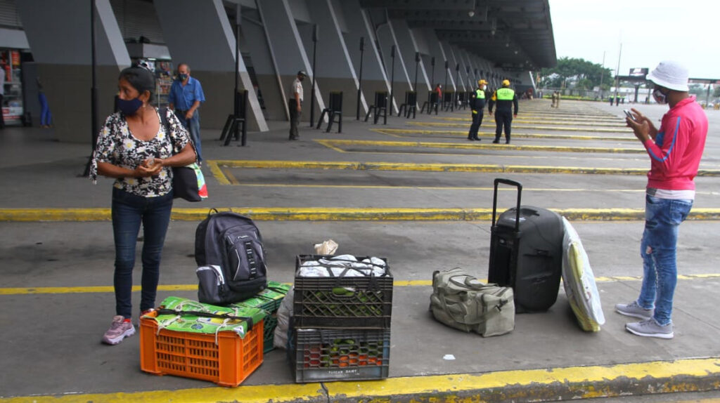 Paro parcial de transporte de pasajeros afecta al Ecuador