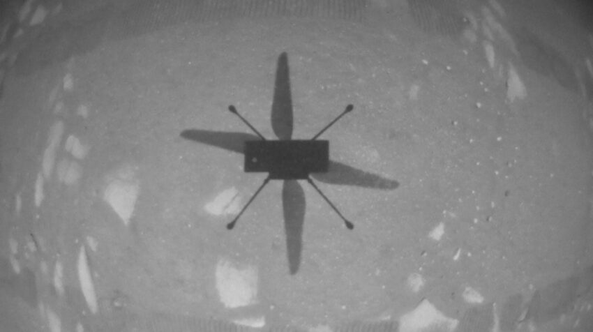 El Ingenuity captado por una cámara a bordo apuntando hacia abajo mientras el helicóptero estaba en el aire.
