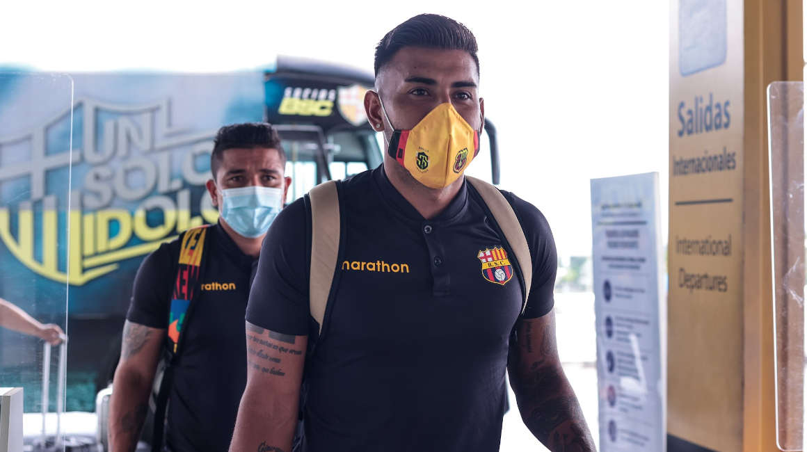 Los jugadores de Barcelona, Sergio López y Mario Pineida, en el aeropuerto José Joaquín de Olmedo de Guayaquil, previo al viaje a Sao Paulo el 18 de abril de 2021.
