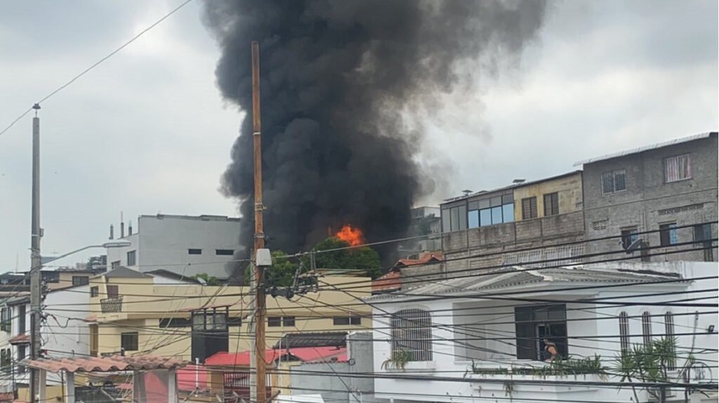 40 bomberos controlaron incendio en ciudadela del norte de Guayaquil