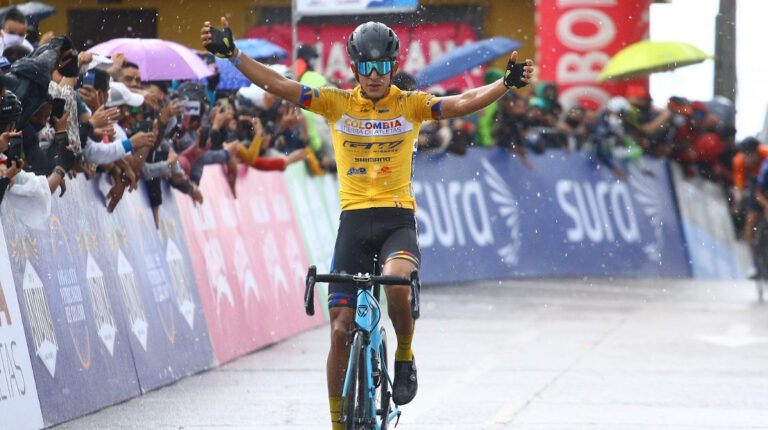 Nelson Soto levanta los brazos al ganar la Etapa 1 de la Vuelta a Colombia, el 17 de abril de 2021.