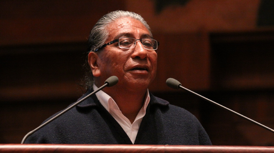 Jesús Fichamba Vásquez, cuando fue condecorado por la Asamblea Nacional en abril de 2011.