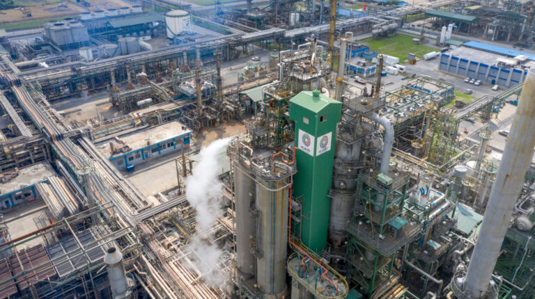 Una vista panorámica de la refinería de Esmeraldas, de Petroecuador, en marzo de 2019.