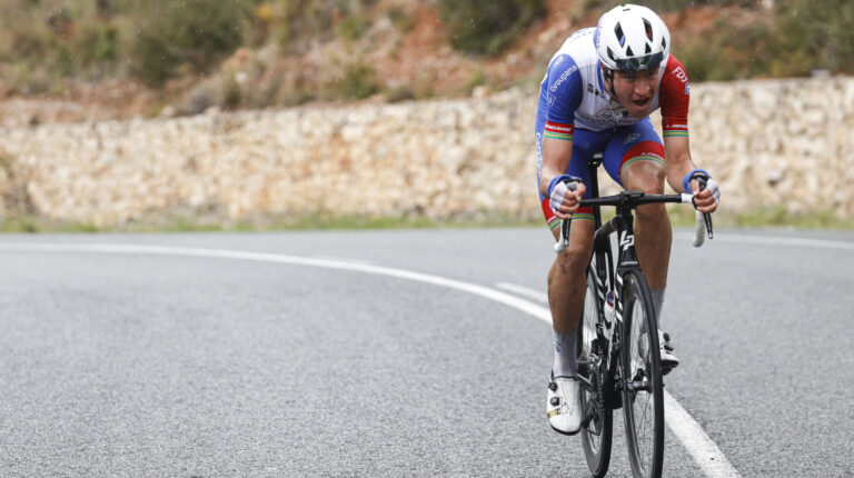 El ciclista Miles Scotson ganó la primera etapa de la Vuelta a la Comunidad Valenciana y lo celebra bajo la lluvia, el miércoles 14 de abril de 2021.