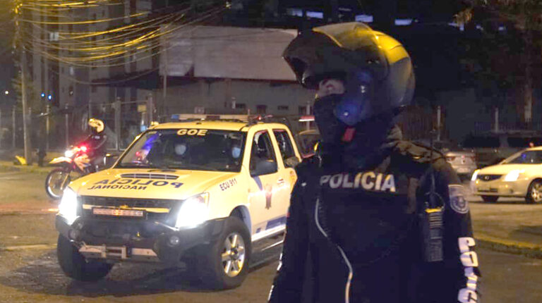 policía nacional custodió el traslado del contralor Pablo Celi, desde Flagrancias hacia la Corte Nacional, la noche del 13 de abril de 2021.