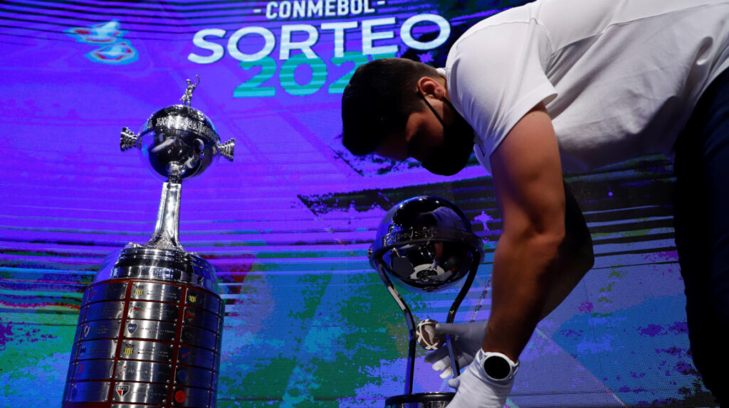 Conmebol anuncia donación de 50.000 dosis de Sinovac para sus torneos