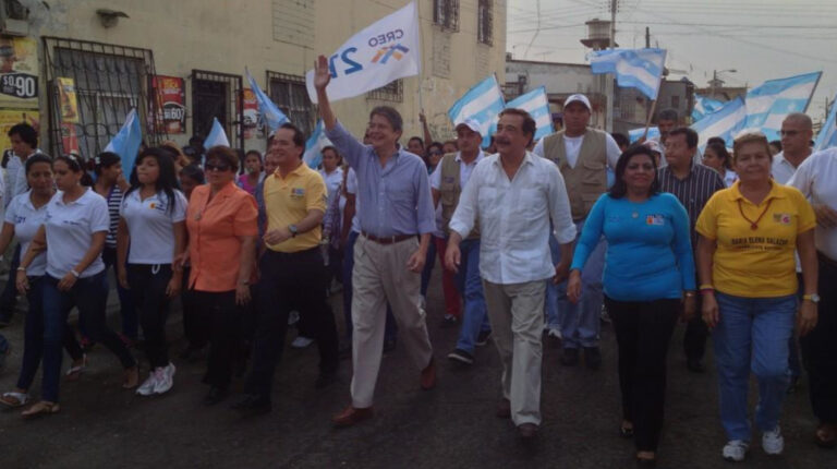 Guillermo Lasso empezó su camino a Carondelet hace 10 años, también de la mano del PSC. Recorrido por el Guasmo Sur, junto con el entonces alcalde de Guayaquil, Jaime Nebot, el 30 de noviembre de 2012.