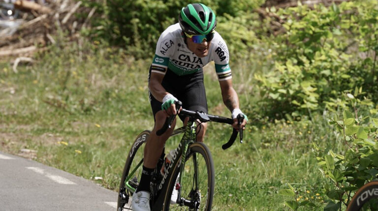 Jefferson Cepeda disputando la Vuelta al País Vasco, con el Caja Rural, el 8 de abril de 2021.
