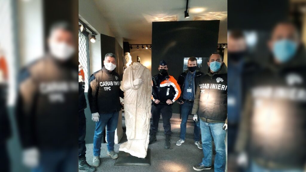Dos policías encuentran por casualidad una escultura robada en Italia