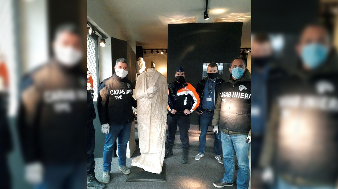 Agentes italianos posan junto a una valiosa escultura romana del siglo I a.C robada hace diez años y localizada por casualidad en un anticuario de Bruselas.