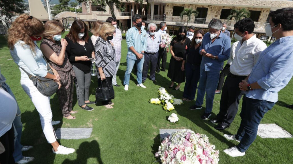 Lasso visitó tumba de sus padres en su primer día como presidente electo