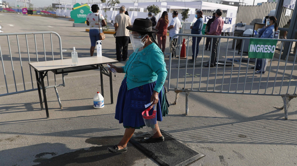Una mujer asiste a votar este domingo 11 de abril de 2021 en un centro electoral en el distrito de Villa El Salvador, en Lima (Perú).