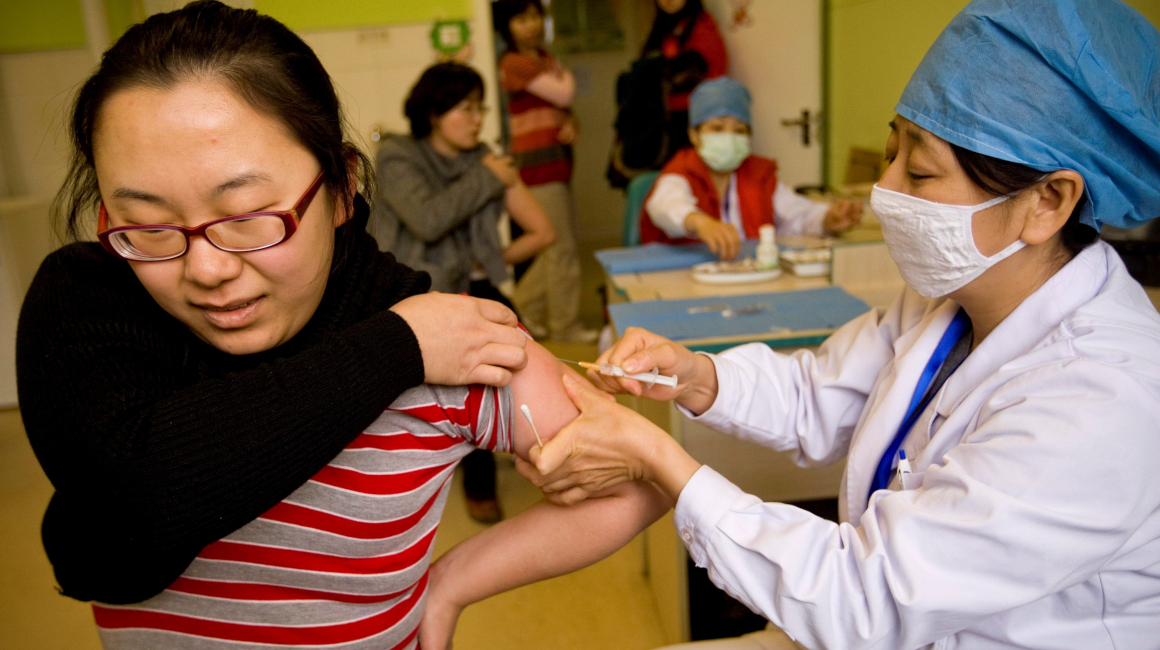 Una enfermera china aplica una vacuna a una paciente, el domingo 11 de abril de 2021.
