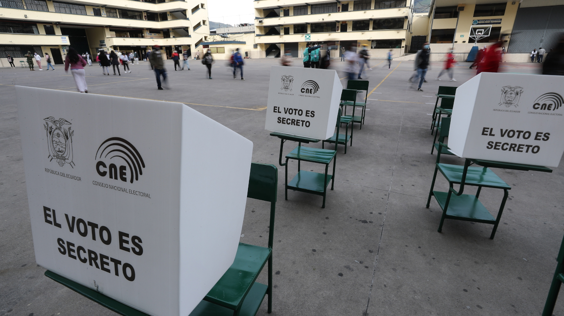 Ciudadanos asisten a votar en la segunda vuelta de las elecciones presidenciales, este domingo 11 de abril de 2021, en Quito. Ecuador elige entre Andrés Arauz y Guillermo Lasso.