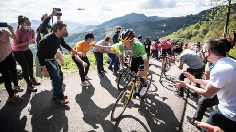 Primoz Roglic en el ascenso a Arrate, en la etapa reina de la Vuelta al País Vasco, el sábado 10 de abril de 2021.