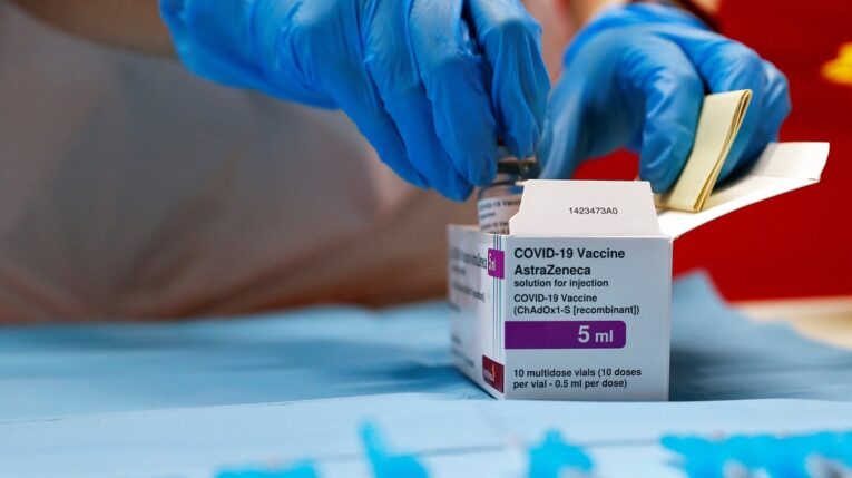 Personal médico abre una caja con los viales de la vacuna de la farmacéutica AstraZeneca.