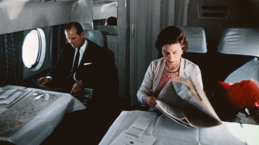 Viaje en avión de la Reina Isabel II y el príncipe Felipe, como parte del rodaje de un documental de la BBC.