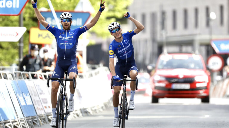 Honoré y Cerny cruzan la meta juntos en la Etapa 5 de la Vuelta al País Vasco, el viernes 9 de abril de 2021.