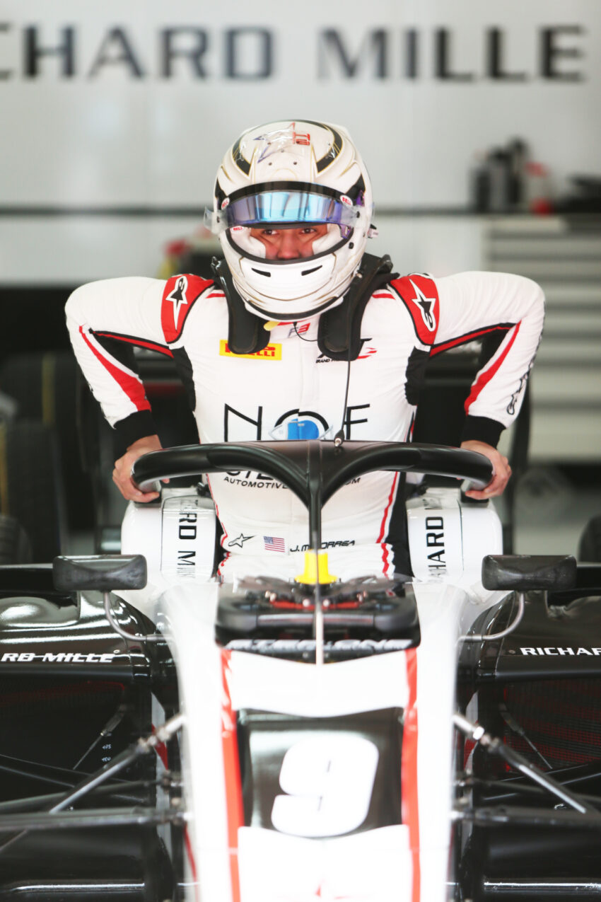 Juan Manuel Correa se sube al auto número 9 de la escudería ART Grand Prix, durante las sesiones de entrenamiento en Spielberg, Austria, el 4 de abril de 2021. 