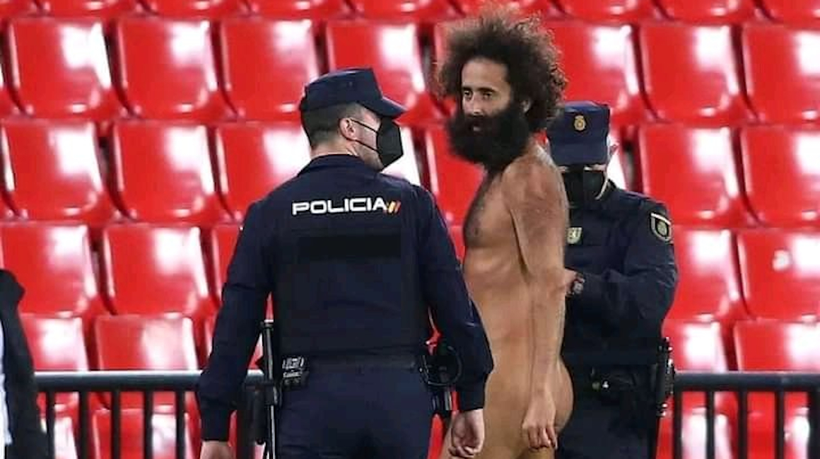 El aficionado, que entró desnudo al partido entre Granada y Manchester United, siendo detenido por los oficiales, el 8 de abril de 2021.