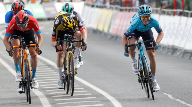 El sprint final de la Etapa 4 de la Vuelta al País Vasco lo ganó el español Ion Izagirre, el jueves 8 de abril de 2021.