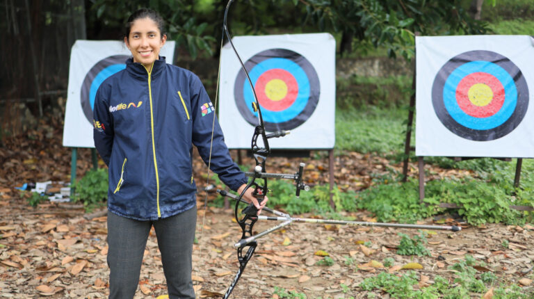 Adriana Espinosa de los Monteros posa para la cámara del Comité Olímpico Ecuatoriano, el 31 de marzo de 2021, luego de conseguir su clasificación a los Juegos Olímpicos de Tokio.