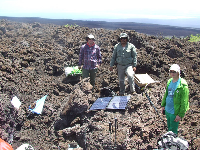 Equipo de campo (de izquierda a derecha): Andrew Bell, Máximo Mendoza y David Craig realizan la descarga de datos y el mantenimiento de la estación sísmica en Sierra Negra, islas Galápagos.